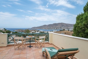 Outdoor dining - Holiday Home 'Sunset Retreat Villa Sophia", Wi-Fi and Air Conditioning (Poseidonia/Syros)