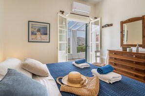 4 bedrooms, iron/ironing board, WiFi, bed sheets - Holiday Home 'Sunset Retreat Villa Sophia", Wi-Fi and Air Conditioning (Poseidonia/Syros)