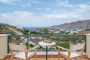 Property grounds - Holiday Home 'Sunset Retreat Villa Sophia", Wi-Fi and Air Conditioning (Poseidonia/Syros)