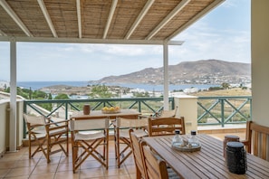 Outdoor dining - Holiday Home 'Sunset Retreat Villa Sophia", Wi-Fi and Air Conditioning (Poseidonia/Syros)
