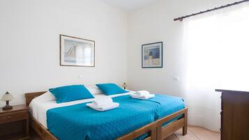 4 bedrooms, iron/ironing board, WiFi, bed sheets