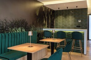 Se sirven desayunos, almuerzos y cenas (con vistas al jardín) 