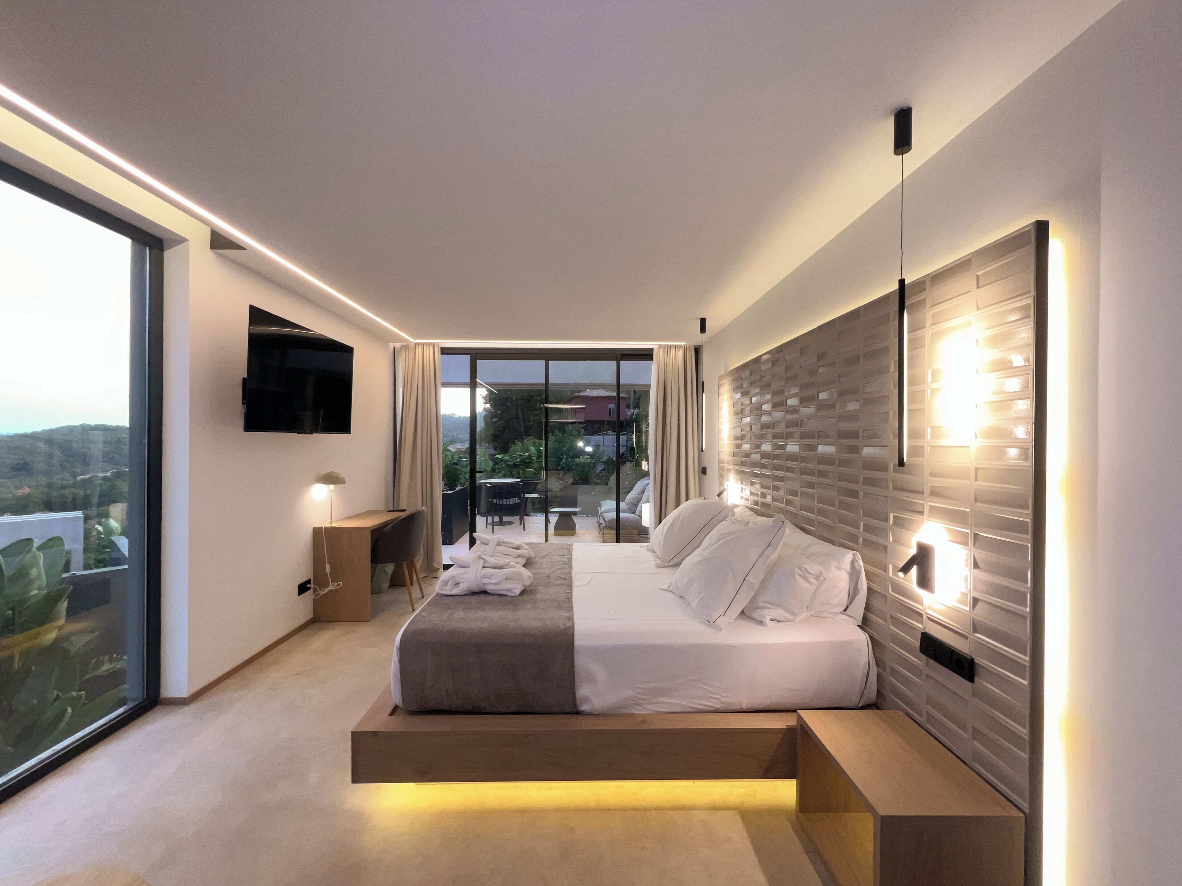 Roof Top Villa - Private Garden, jacuzzi and panoramic view to Sierra Calderona mountains | Luxe beddengoed, donzen dekbedden, Select Comfort-bedden, een bureau