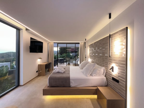 Roof Top Villa - Private Garden, jacuzzi and panoramic view to Sierra Calderona mountains | Escritorio y espacio para trabajar con un portátil