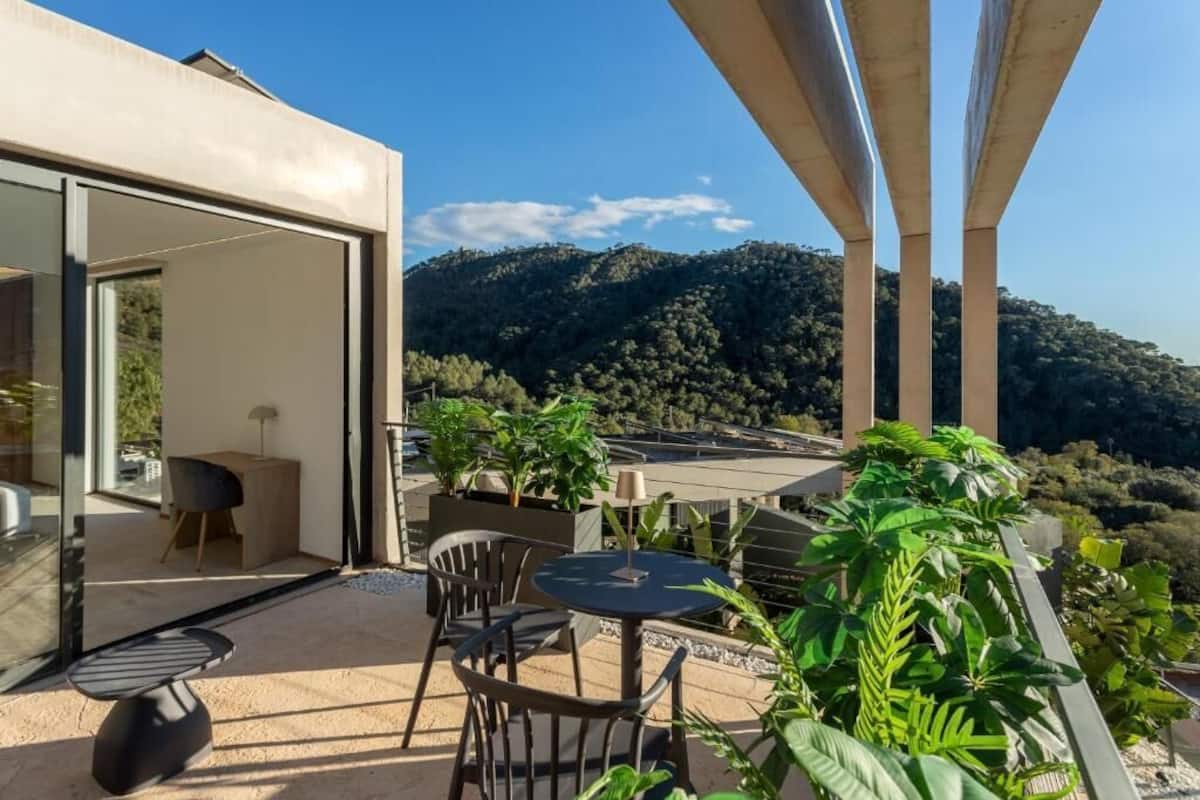 Roof Top Villa - Private Garden, jacuzzi and panoramic view to Sierra Calderona mountains | Escritorio y espacio para trabajar con un portátil