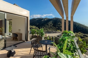 Roof Top Villa - Private Garden, jacuzzi and panoramic view to Sierra Calderona mountains | Escritorio y espacio para trabajar con un portátil