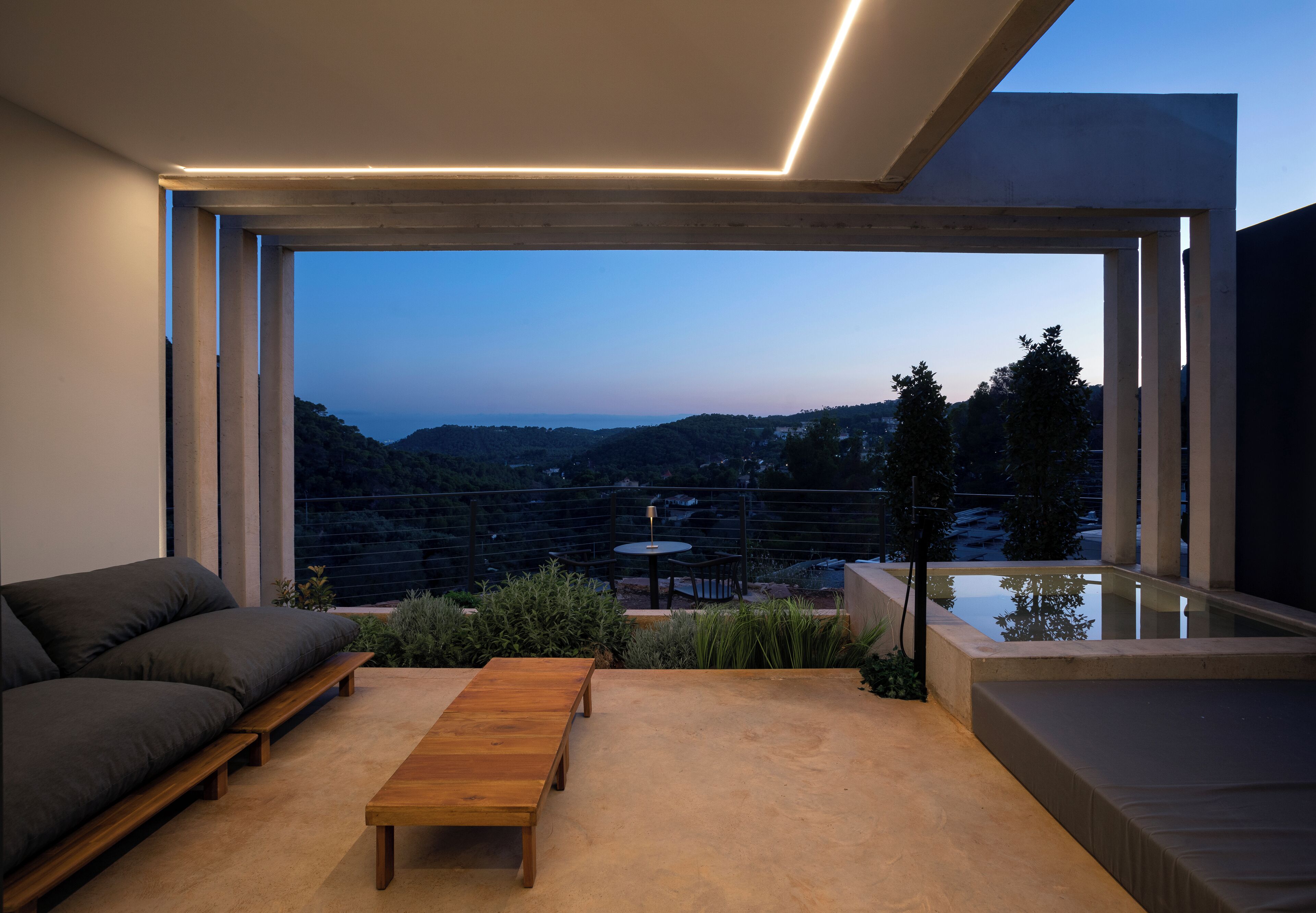 高級寢具、羽絨被、Select Comfort 床墊、書桌