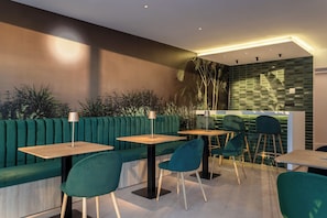 Aamiainen, lounas ja illallinen; näkymät puutarhaan