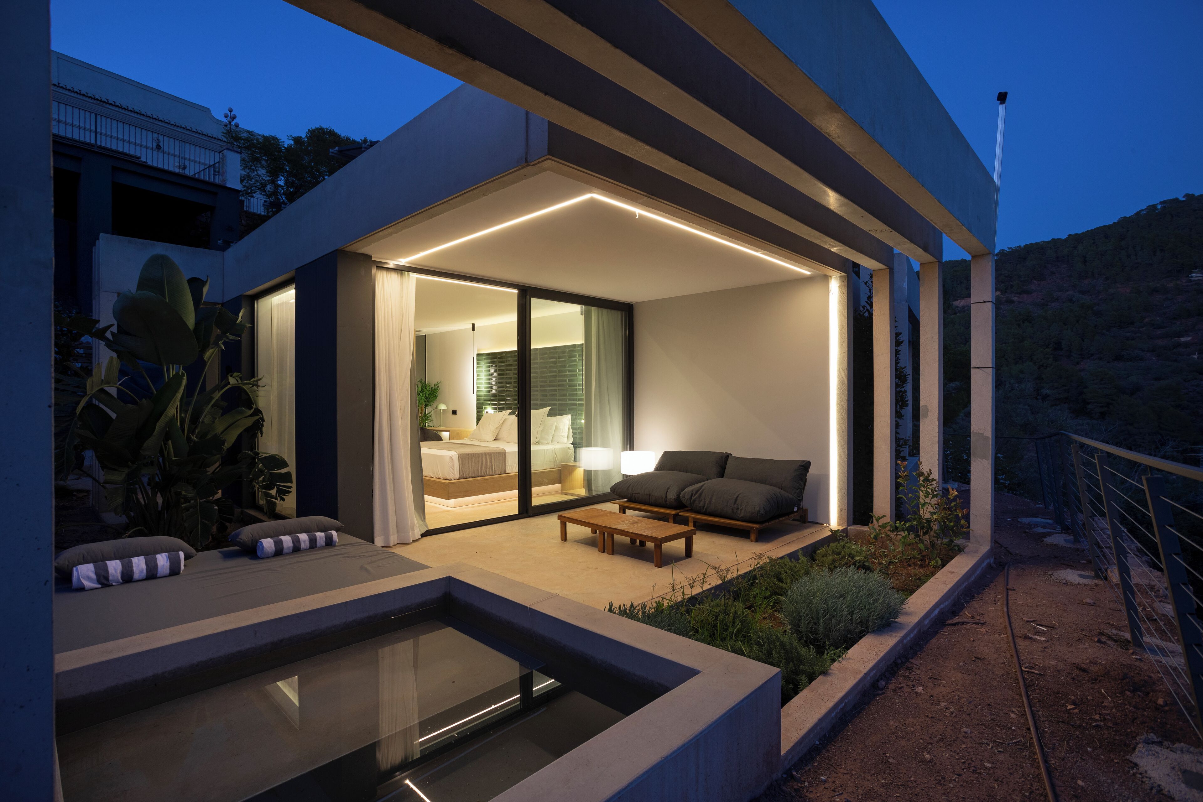 高級寢具、羽絨被、Select Comfort 床墊、書桌