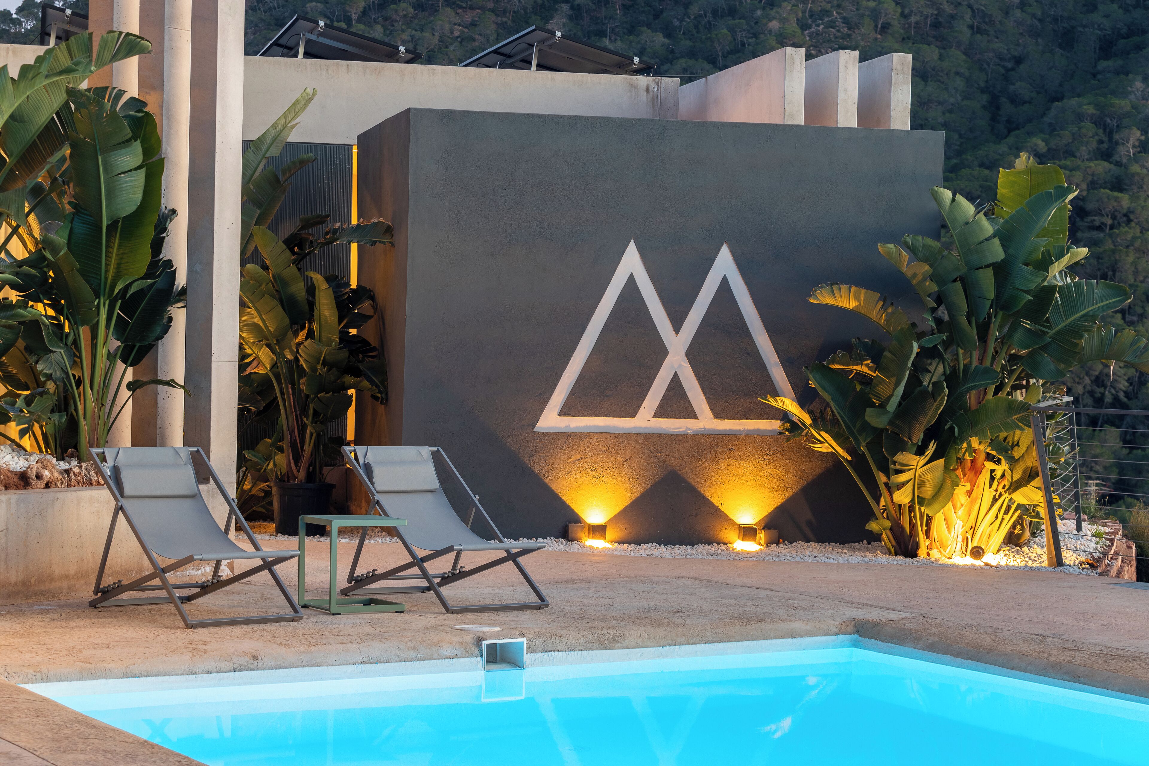 Kolam renang outdoor, dengan cabana gratis dan payung kolam renang