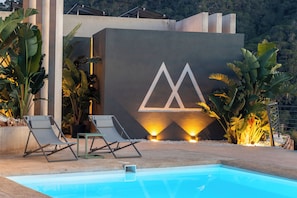 Una piscina al aire libre, cabañas de piscina gratuitas, sombrillas