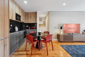 Kühlschrank, Mikrowelle, Ofen, Wasserkocher mit Kaffee-/Teezubehör