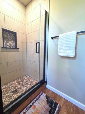 Douche, sĂšche-cheveux, serviettes fournies, savon