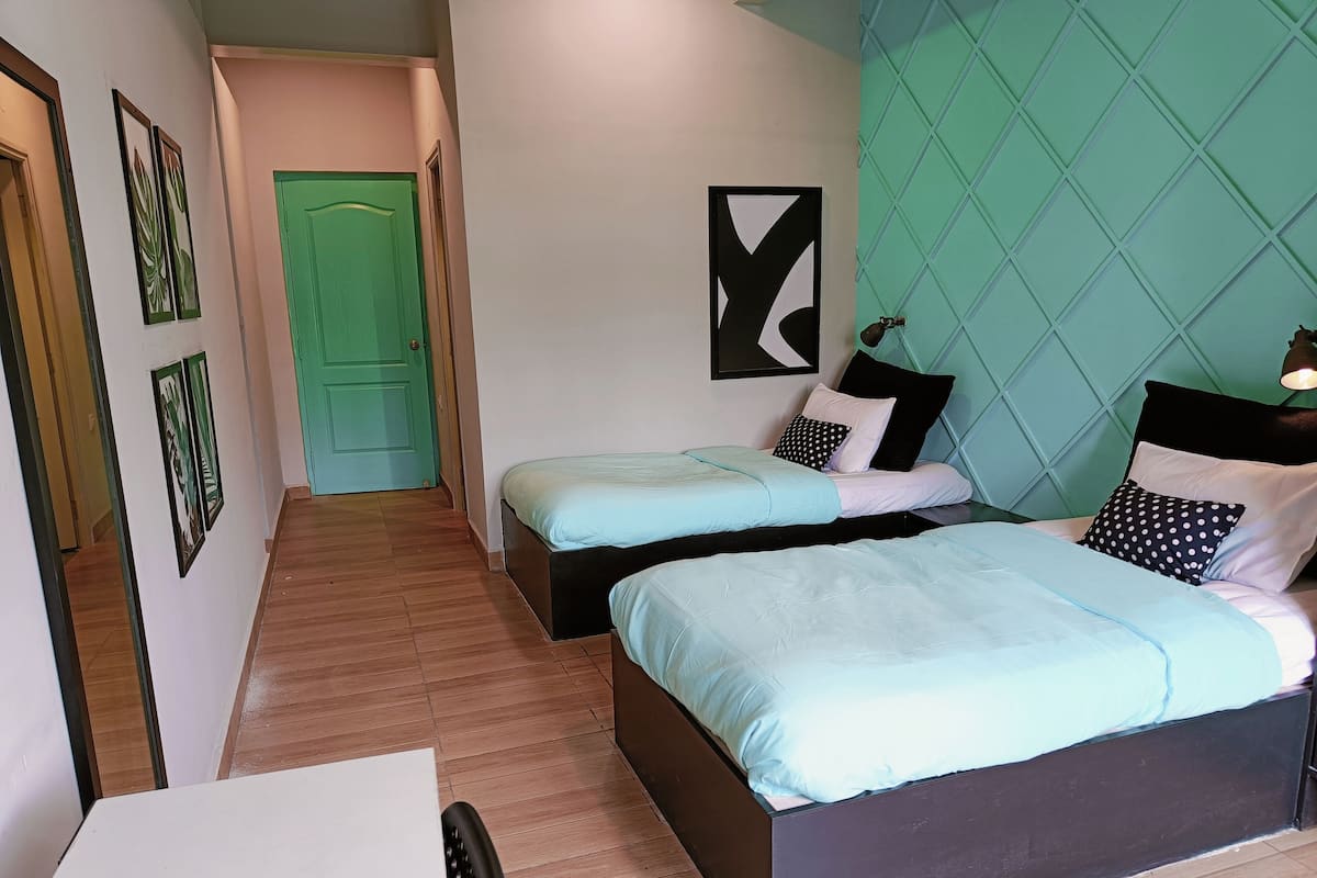 Tomannsrom | Sengetøy av topp kvalitet, memory foam-senger, skrivebord og lydisolert