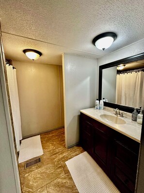 Shower, hair dryer, towels, soap - Charming 3-bedroom home with a cozy feeling and all the amenities in kingfisher (Kingfisher)