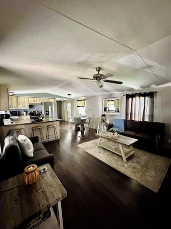 Smart TV. Charming 3-bedroom home with a cozy feeling and all the amenities in kingfisher