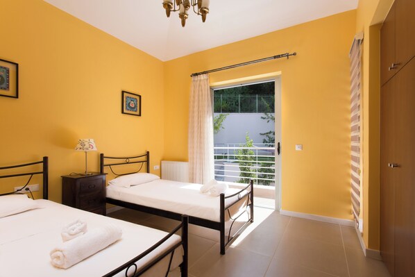 3 quartos, ferros/tábuas de passar roupa, Wi-Fi, roupa de cama