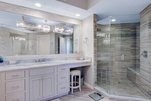 Shower, jetted bath, hair dryer, towels