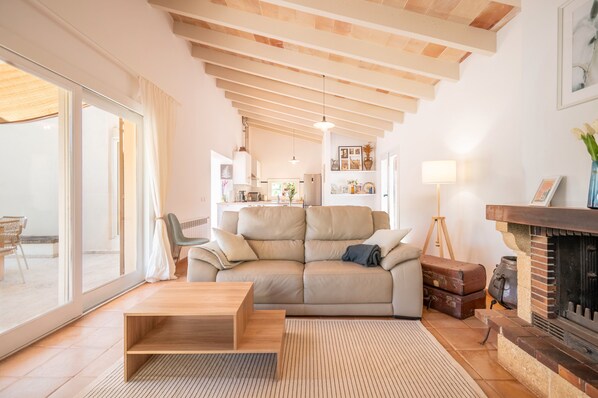 TV, fireplace - Holiday Home 'Mollet' with Wi-Fi and Air Conditioning (Illes Balears)