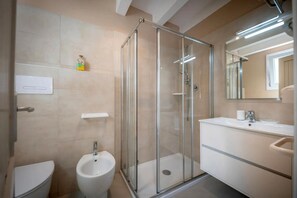 Dusche, Haartrockner, Handtücher