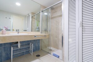 Douche, serviettes fournies