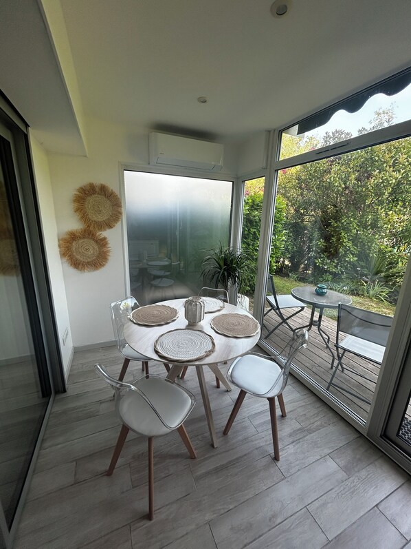 Dining - Charming, two-room apartment 500 m from the beach and all shops (Villeneuve-Loubet)