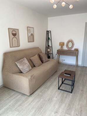 Smart TV - Charming, two-room apartment 500 m from the beach and all shops (Villeneuve-Loubet)