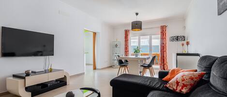 Televisión y chimenea