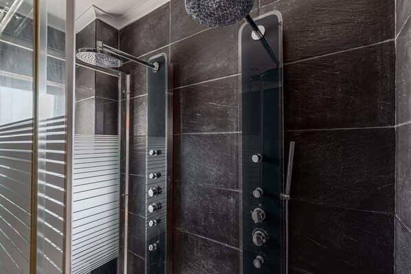 Douche, séchoir à cheveux, serviettes fournies