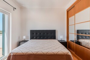 4 quartos, ferros/tábuas de passar roupa, Wi-Fi, roupa de cama