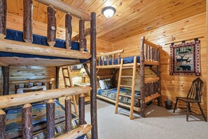 5 bedrooms, desk, iron/ironing board, WiFi