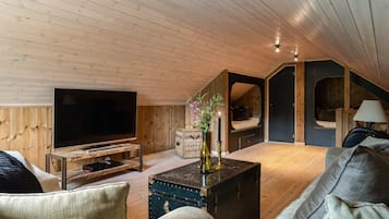 Una televisión, una chimenea