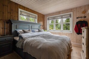 6 bedrooms, iron/ironing board, WiFi, bed sheets