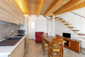 Dining - Apartment 'Angela' with Pool, Private Garden, Wi-Fi and Air Conditioning (Sestri Levante)