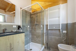 Dusche, Haartrockner, Handtücher