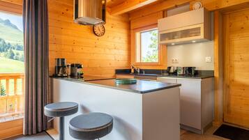 Een koelkast, een microgolfoven, een oven, een kookplaat