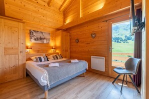 4 bedrooms, iron/ironing board, travel crib, free WiFi