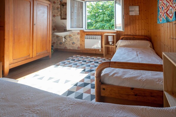 4 bedrooms, iron/ironing board