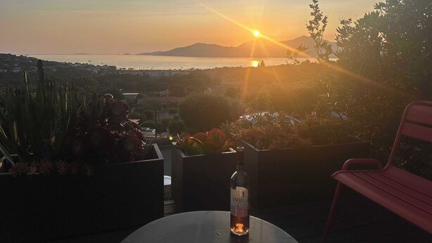 A sunset view from a terrace with a bottle of wine on a table. - House with splendid view - Grosseto-Prugna (Grosseto-Prugna)