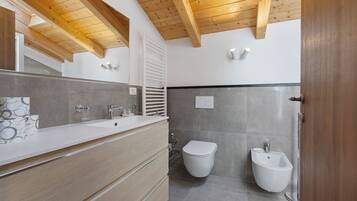 Douche, sĂšche-cheveux, serviettes fournies