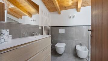 Doccia, asciugacapelli, asciugamani