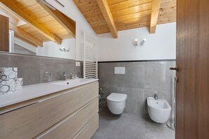 Bruser, hårtørrer, håndklæder