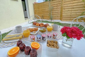 Outdoor dining - House with garden up to 4pers. near St Emilion-Pomerol and the Grands vins (Unknown)