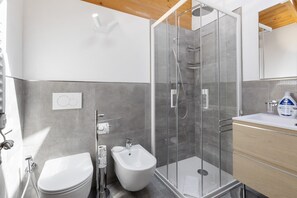 Shower, hair dryer, towels - Apartment 'Ermelindo - Meletta' with Shared Pool, Wi-Fi and Air Conditioning (Sestri Levante)
