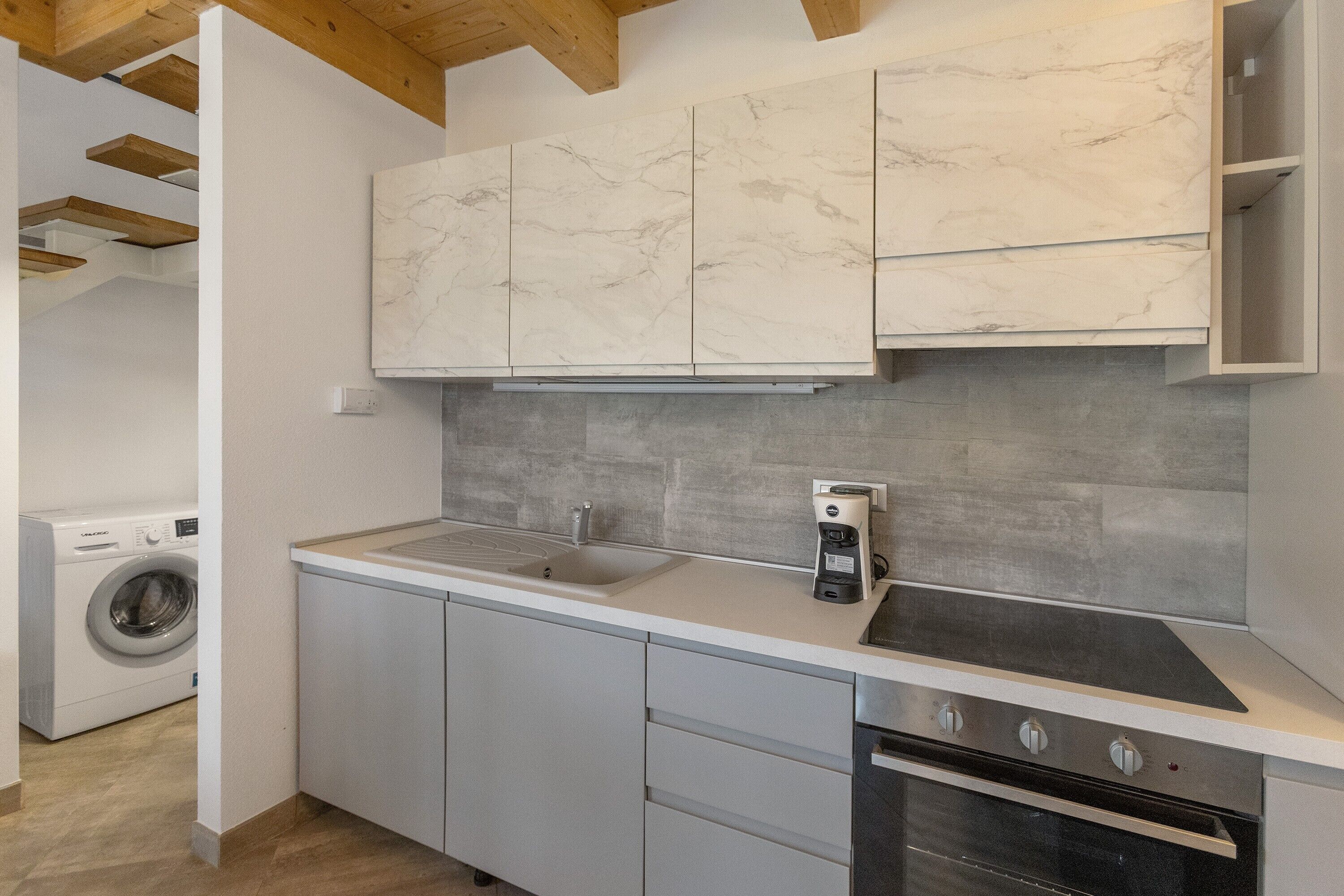 Kylskåp, mikrovågsugn, ugn och spishäll