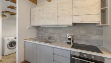 Frigorifero, microonde, forno, piano cottura