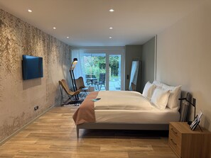 Classic Double Room, Balcony | In-room safe, desk, laptop workspace, blackout drapes - LA VILLA managed by Remorino (Minusio)