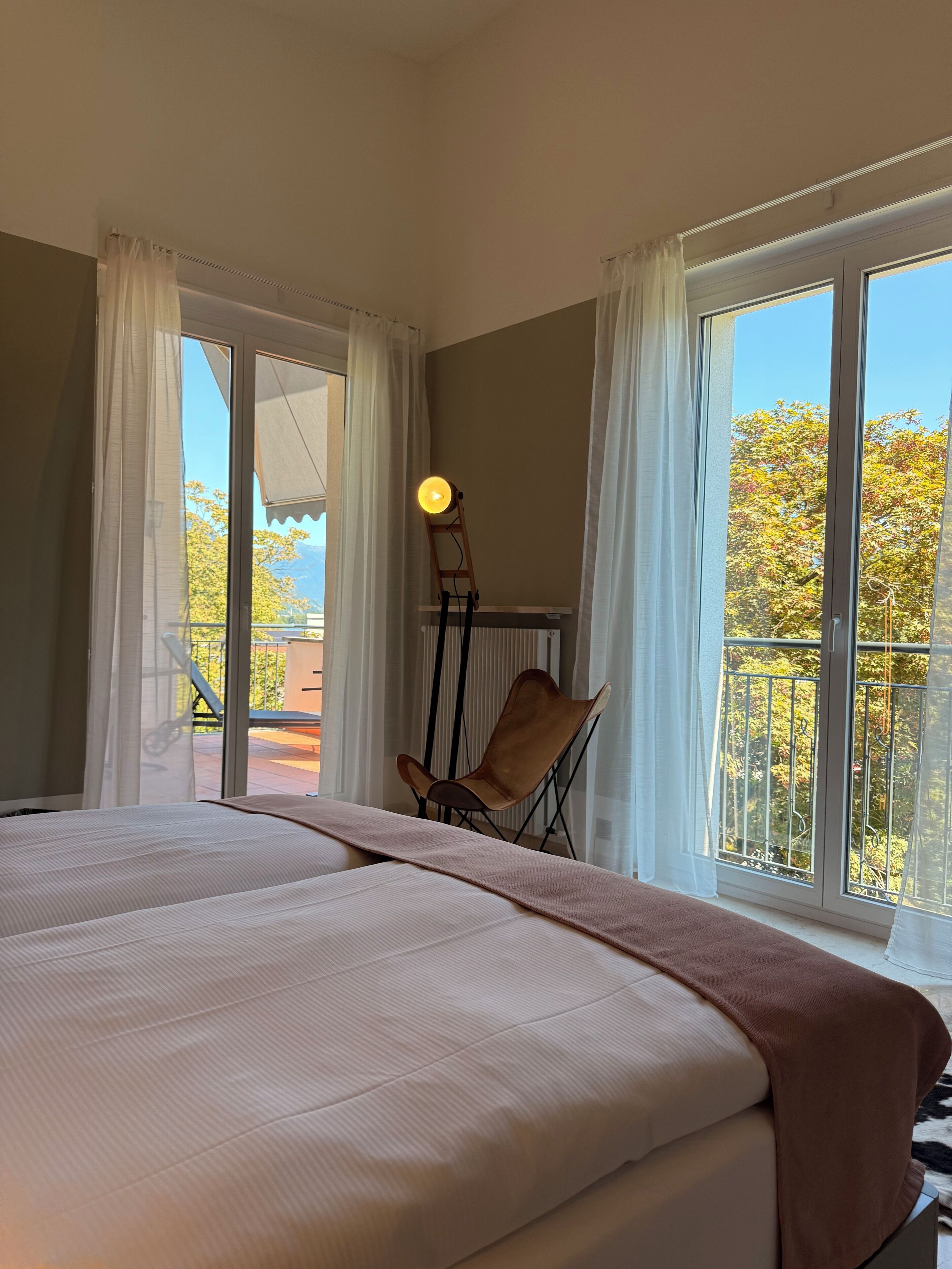 Suite, balkon | Brankas, meja kerja, ruang kerja ramah laptop, dan tirai kedap cahaya