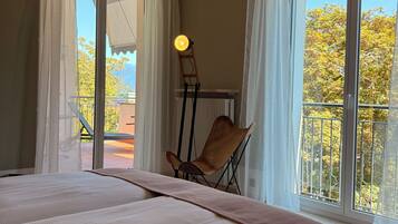 Sviitti, parveke | Tallelokero huoneessa, työpöytä