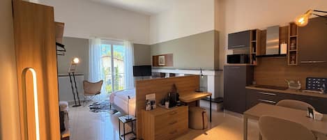 Suite, balcon | Coffre-fort, bureau, espace de travail pour ordinateurs portables